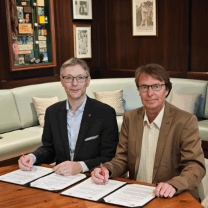 Reinhold von Ungern-Sternberg (BVMW) und Michael Lennertz (GJU) unterzeichnen einen MoU während einer Tagung der BVMW-Außenwirtschaft auf Mallorca